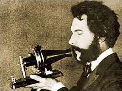Alexander Graham Bell con su teléfono