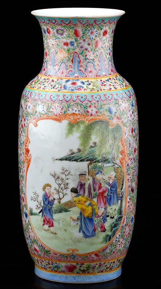 Bello Jarrón de Porcelana China con Decoración Mille Fleur y Marca de Quianlong. cms