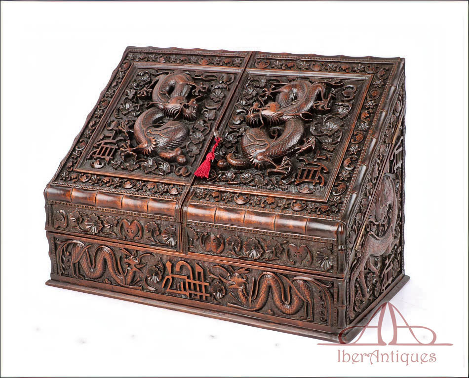 Antigua escribanía china de sobremesa en madera dura tallada con dragones, China circa 1920