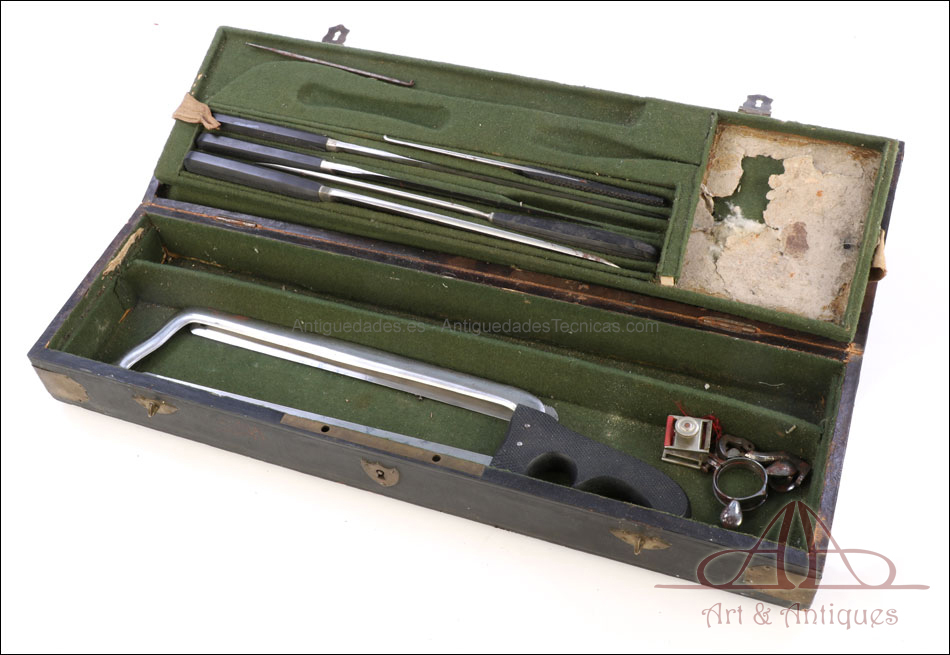 Estuche de Cirujano Antiguo. Varios Instrumentos. Alrededor de 1850