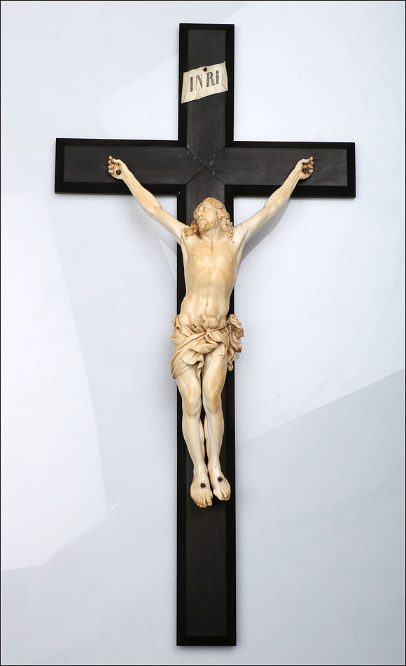 Cristo de marfil antiguo