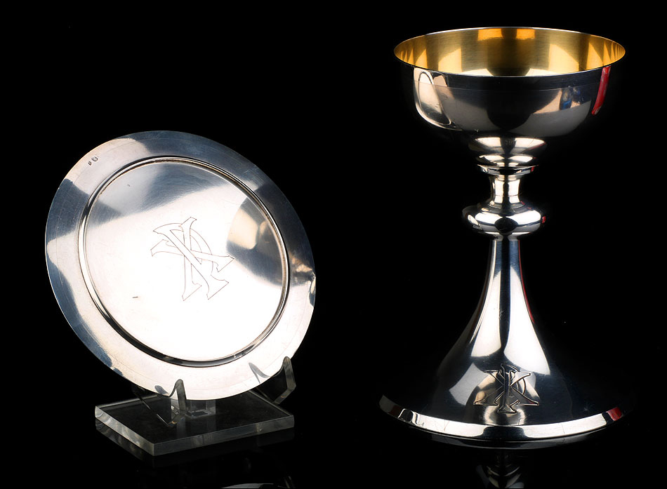 sencillo cáliz de plata y metal