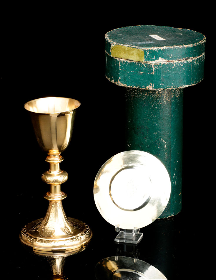 Cáliz Antiguo y Patena en Plata Maciza Dorada