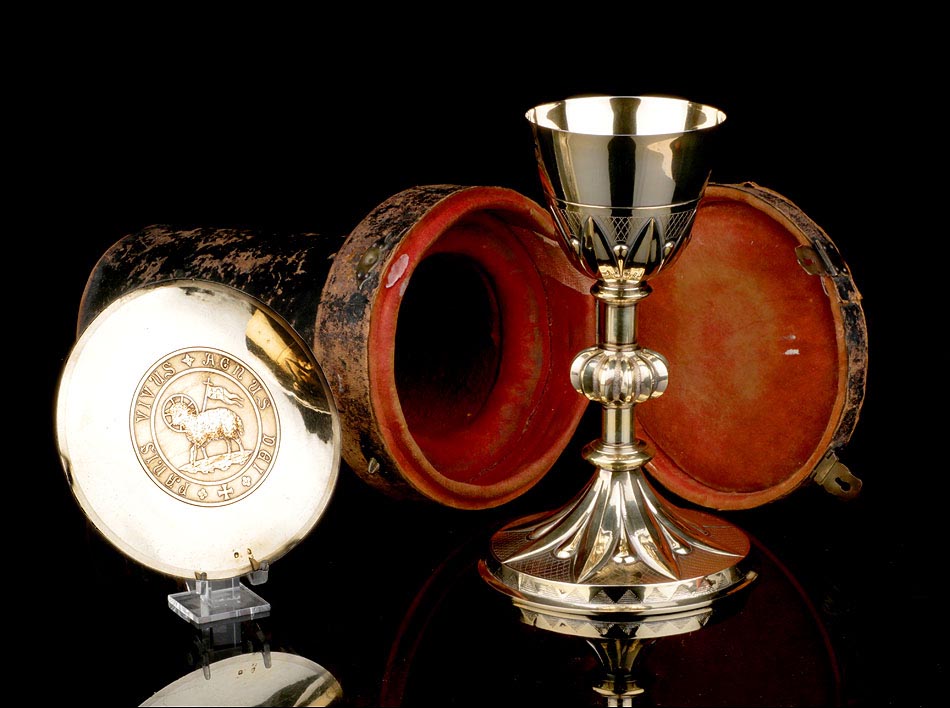 Antiguo Cáliz y Patena en Plata Maciza Dorada. Francia. 1900