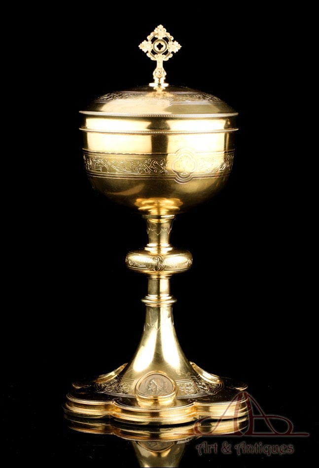 Copón Antiguo en Plata Maciza Dorada con Medallones de Plata. Francia, S. XIX
