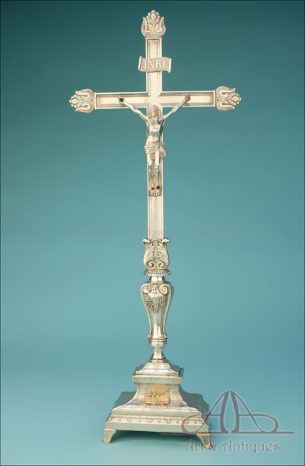 Cruz de Altar o Gran Crucifijo en Metal Plateado. S. XIX
