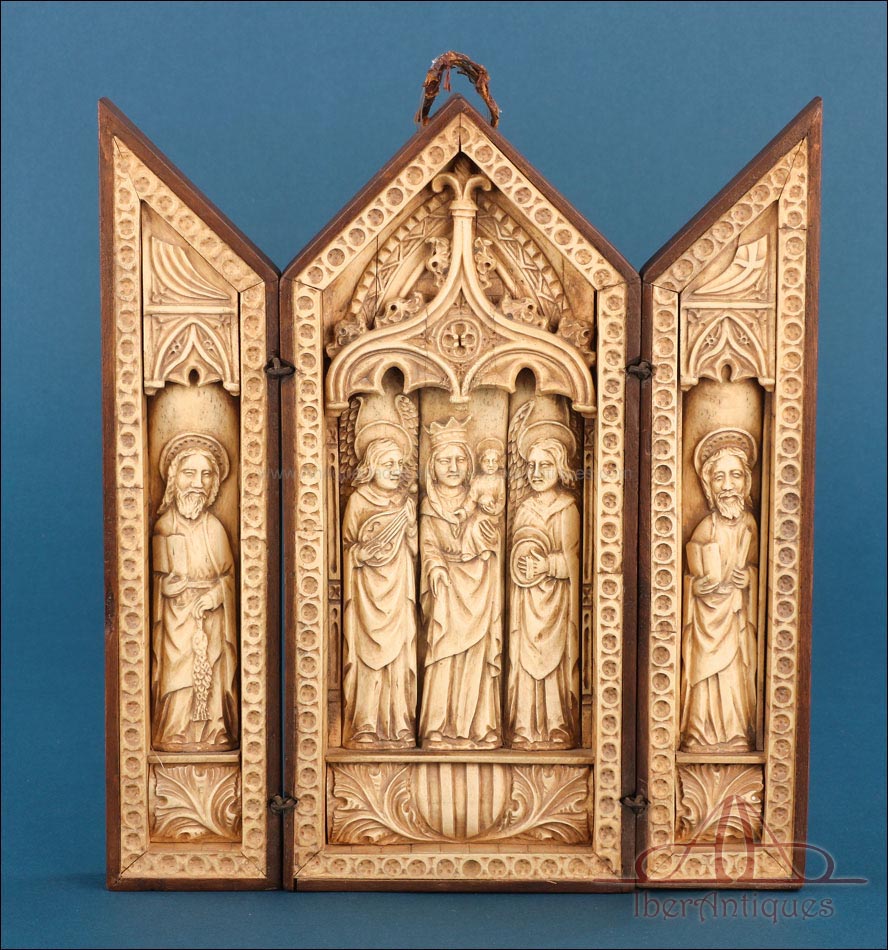 Antiguo tríptico religioso neogótico. Hueso tallado, Valencia ca. 1900
