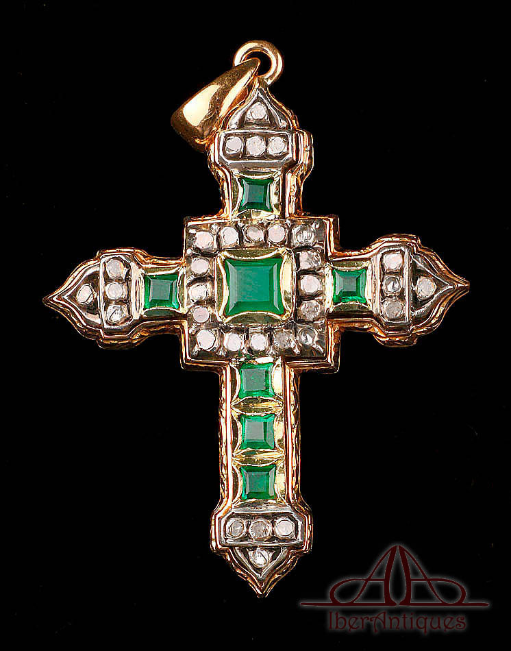 Cruz de pecho en oro 18K con esmeraldas y diamantes España  c. 1900-1920