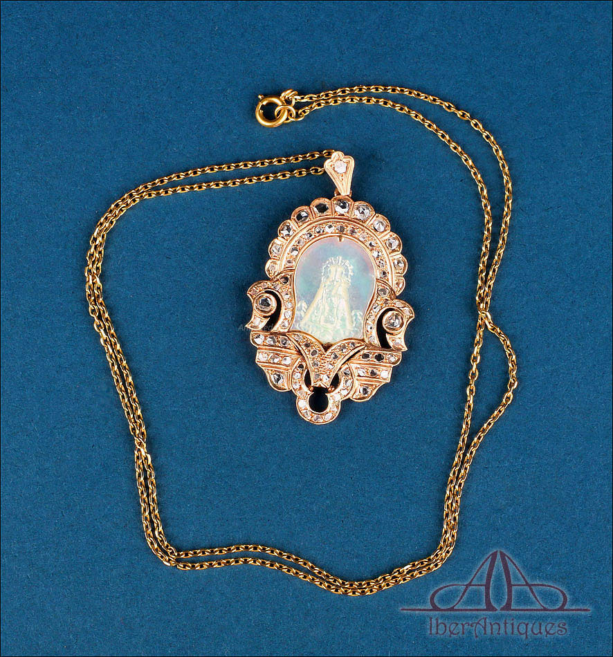 Colgante Antiguo Virgen de los Desamparados oro 18K con diamantes y nácar