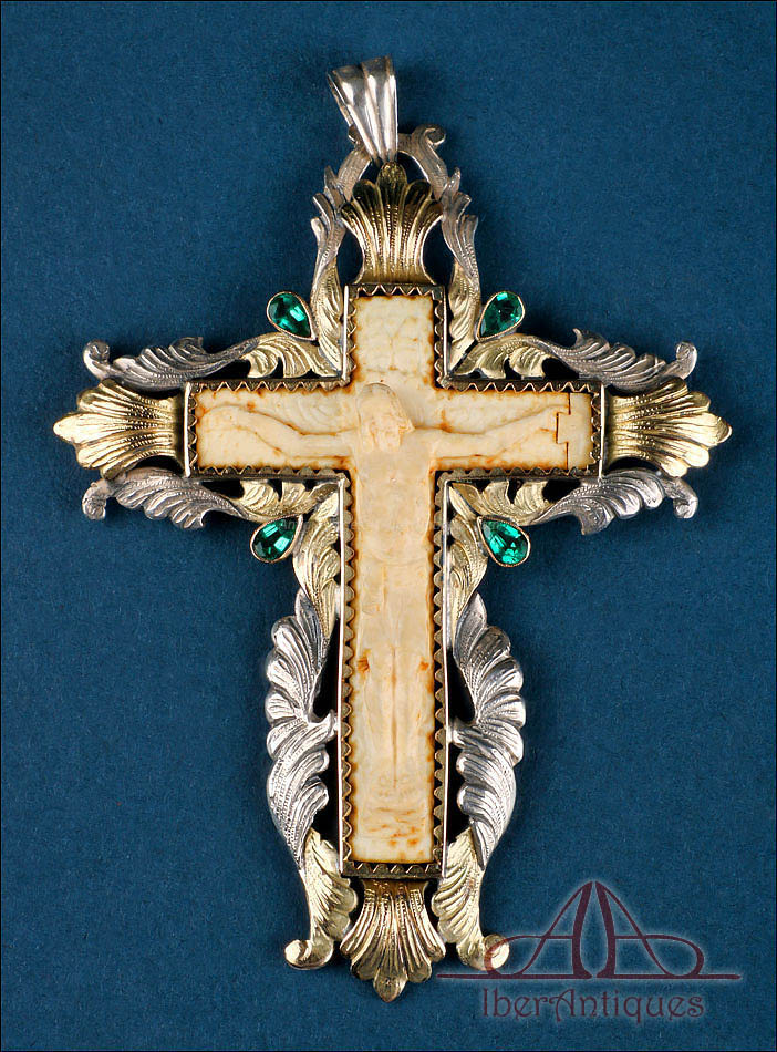 Importante Cruz de Pecho en Plata con Cristo Tallado en Marfil Antiguo. España, Siglo XIX