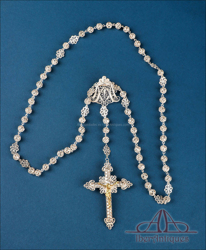 Gran rosario antiguo español en filigrana de plata con Cristo dorado, circa 1900