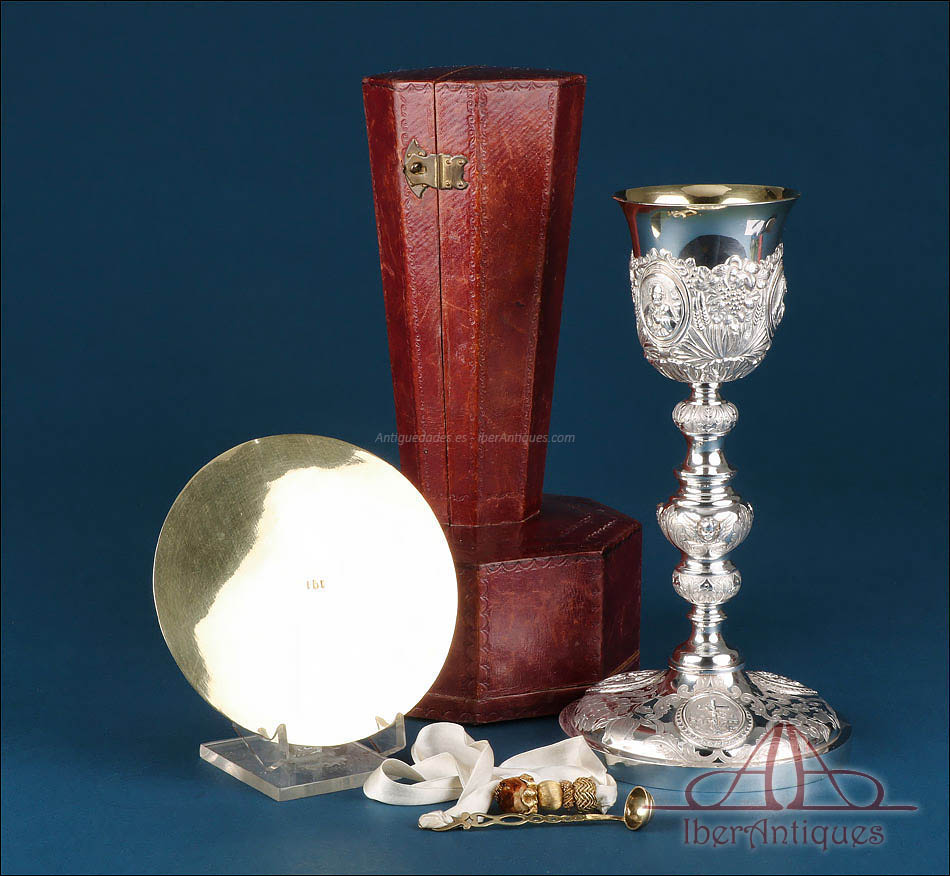 Cáliz antiguo español de plata maciza con patena y estuche, Madrid 1758