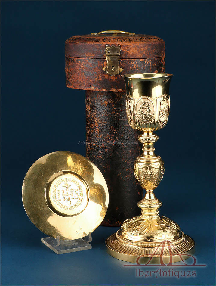Antiguo cáliz litúrgico francés en plata dorada con patena y estuche original del siglo XIX