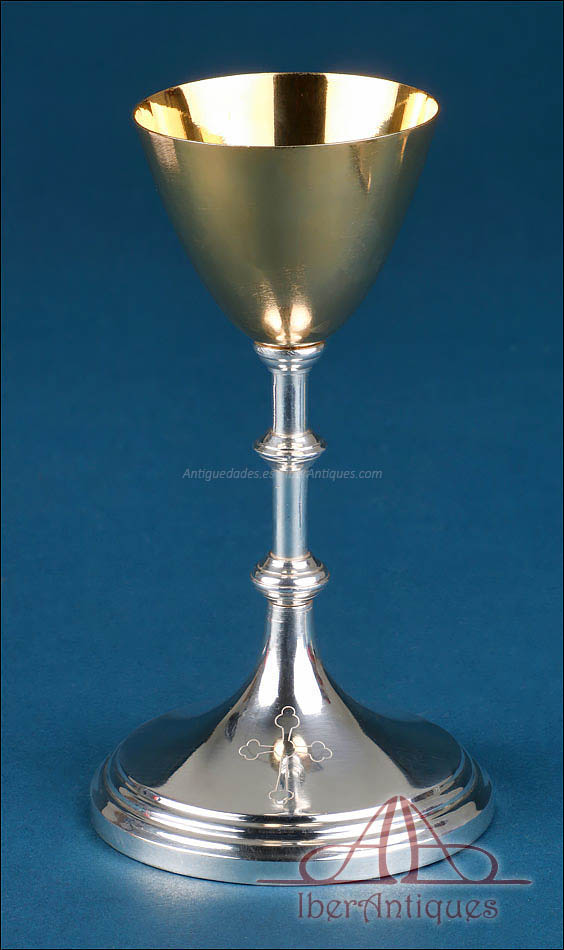 Cáliz antiguo Meneses en metal plateado con copa dorada, circa 1970, España