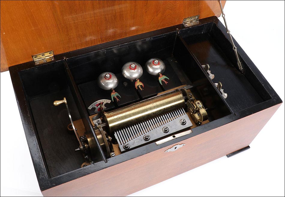 Antigua Caja de Música con Golondrinas Autómatas. Suiza, Siglo XIX.
