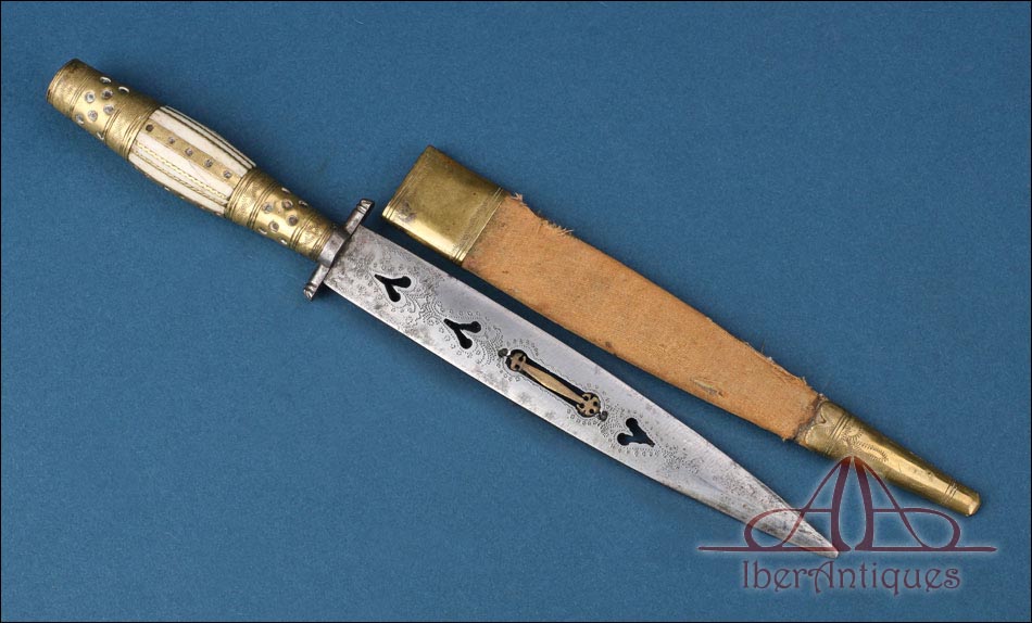 Antiguo cuchillo de Albacete con hoja calada y vaina original