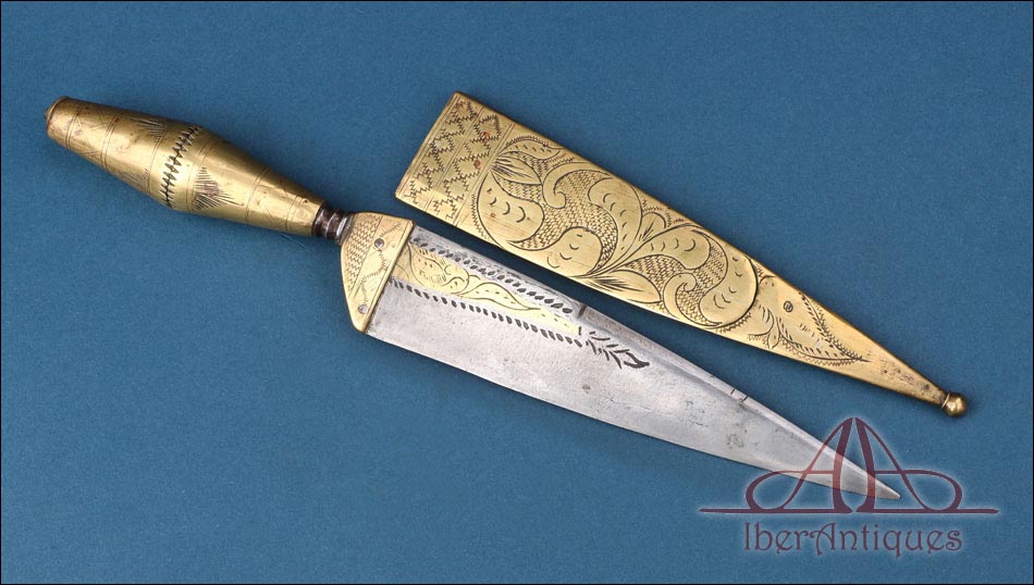 Antiguo cuchillo de faja barroco andaluz con vaina de latón grabada