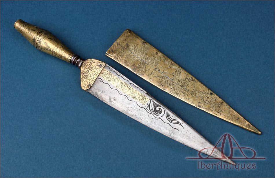 Antiguo cuchillo barroco andaluz con vaina de latón grabada