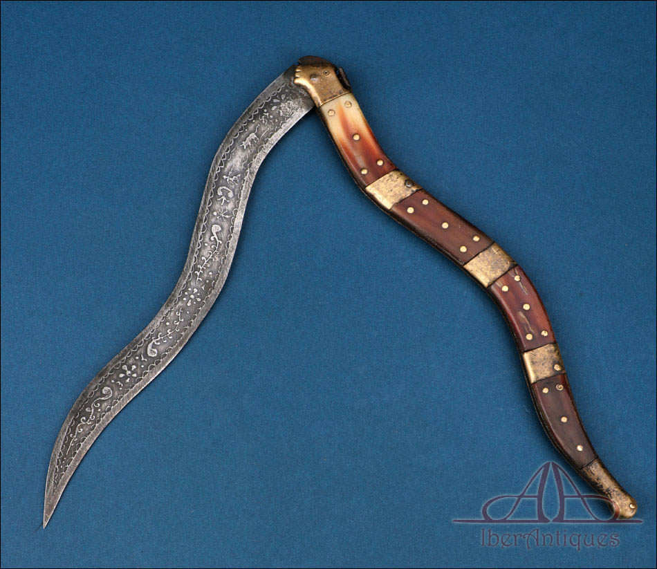 Antigua navaja española toledana de forma serpentina con hoja grabada