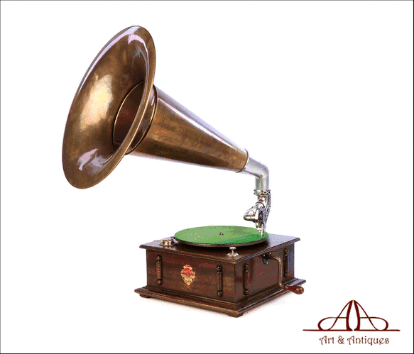 Antiguo Gramófono con Trompa de Sombrero de Bruja