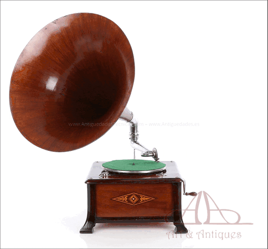 Gramófono Antiguo con Trompa de Madera. Suiza, Circa 1915
