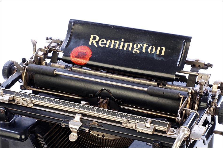 Buenos Aires Museo - Compartimos de nuestra colección esta antigua máquina  de escribir Remington Standard 12. La máquina tiene cuerpo de hierro  fundido y acabado lacado en negro brillante. Presenta un cuerpo