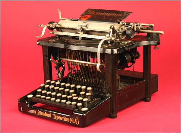 Máquina de escribir remington viejo fotografías e imágenes de alta  resolución - Alamy
