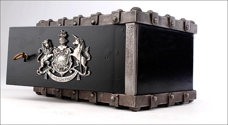caja caudales 8cm altura 25x20cm, metal, con ll - Buy Antique boxes and  metal boxes on todocoleccion