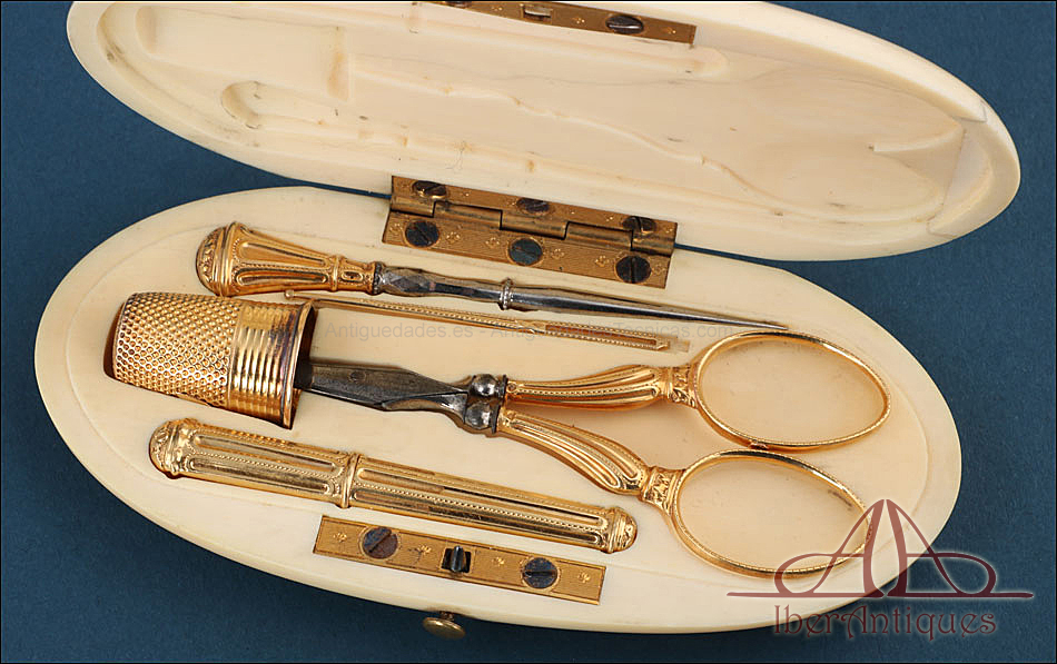 Antiguo Estuche de Costura. Oro y Marfil. Por Auguste Belleau. Francia, 1880