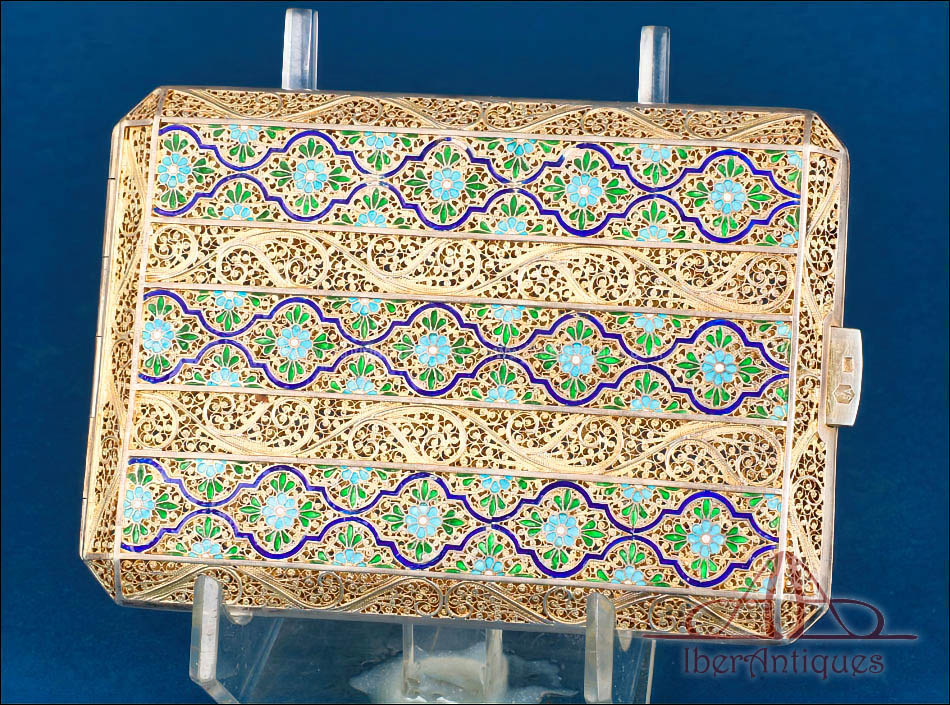 Antigua pitillera europea. Plata maciza dorada y esmaltes, circa 1920