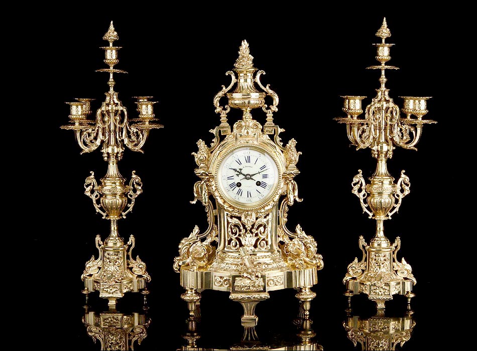 antiguo reloj de bronce y candelabros